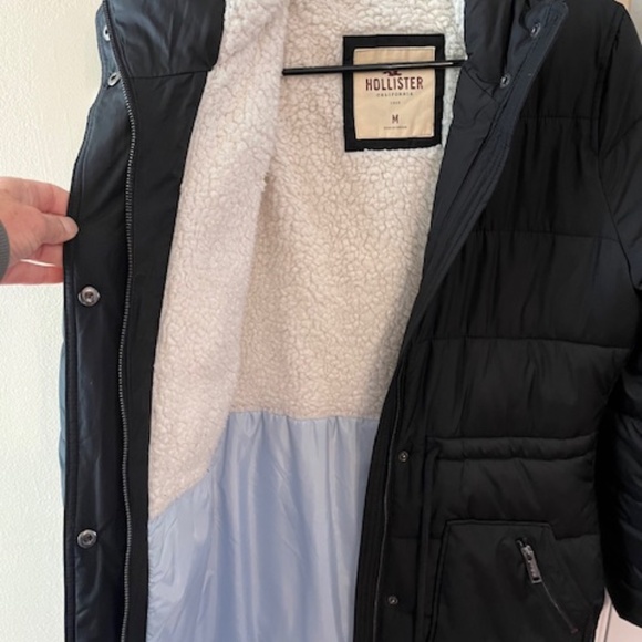 Hollister Women's Black Puffer Coat - Picture 3 of 4